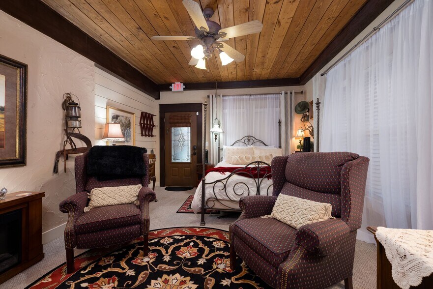 More Photos Of 504 Tivy St, Kerrville Flex For Sale