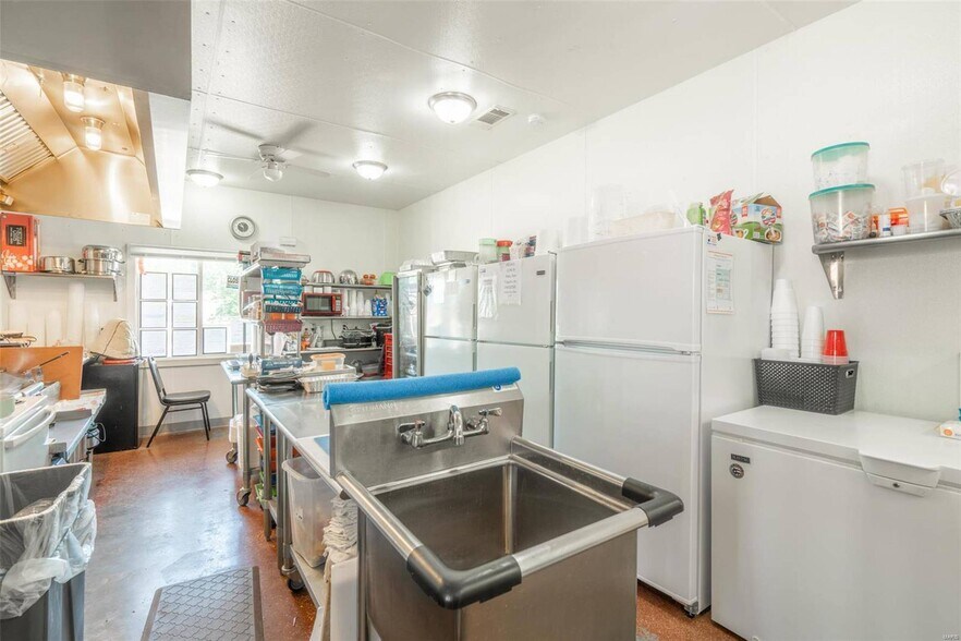 More Photos Of 307 E State St, Delta Flex For Sale