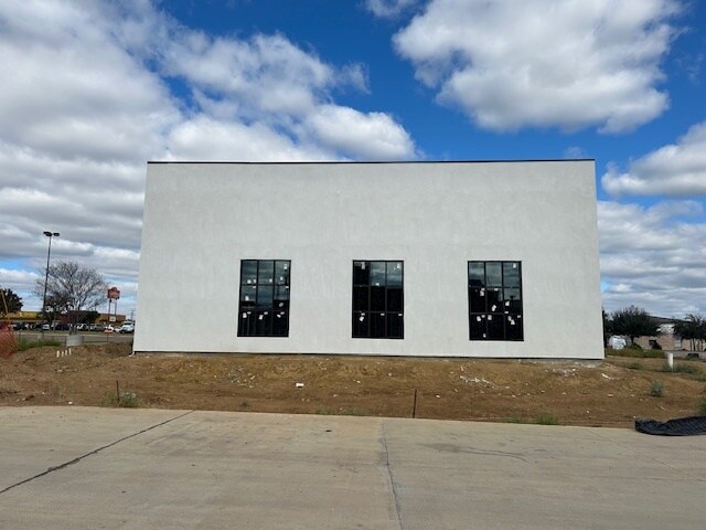 More Photos Of 2411 Jacaman Rd, Laredo Storefront For Lease