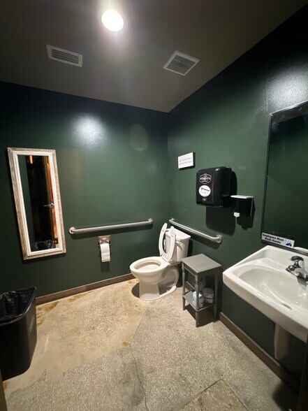 More Photos Of 201 E Center St, Tarpon Springs Bar For Lease