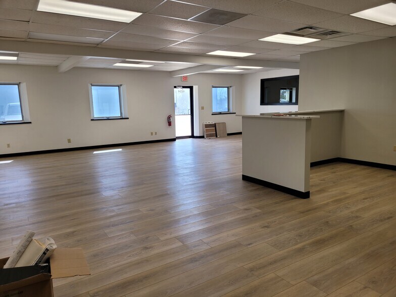 More Photos Of 6214 NW Kelly Dr, Parkville Flex For Lease