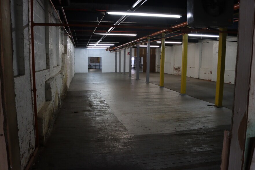 More Photos Of 25 Esten Ave, Pawtucket Showroom For Lease