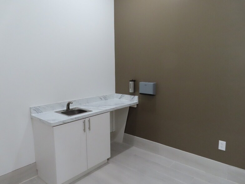 More Photos Of 1824 N Hampton Rd, DeSoto Storefront Retail Office For Lease