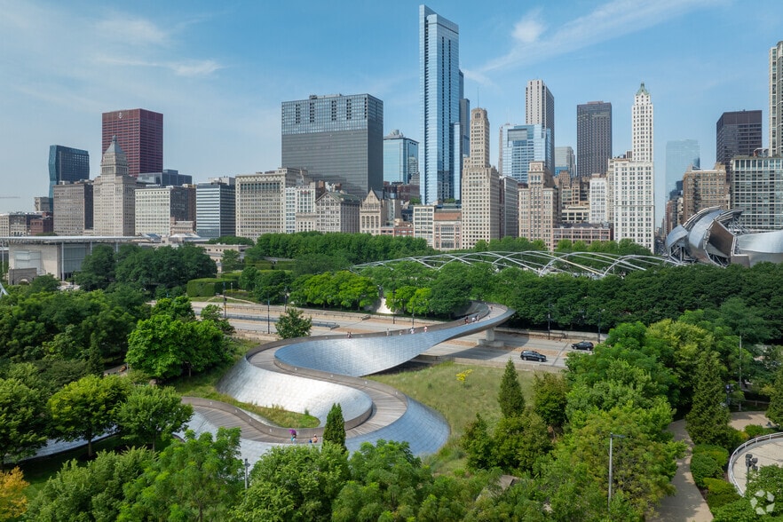 More Photos Of 8 S Michigan Ave, Chicago Office For Lease