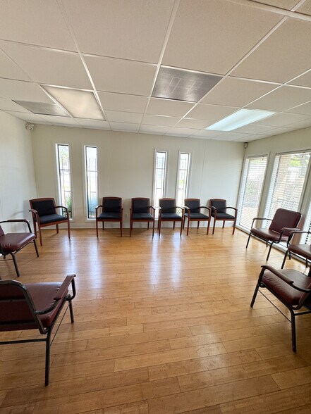 More Photos Of 3630 Almazan Dr, Dallas Medical For Lease