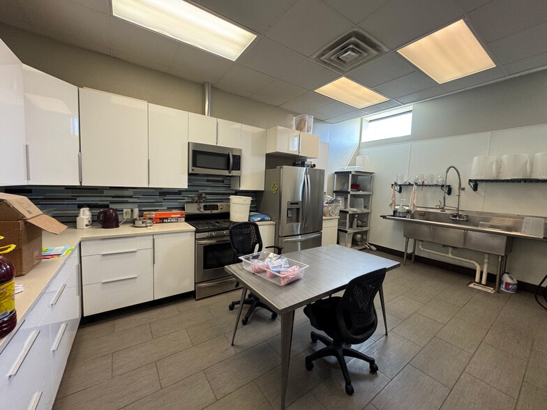 More Photos Of 1807 E Levee St, Dallas Showroom For Sale