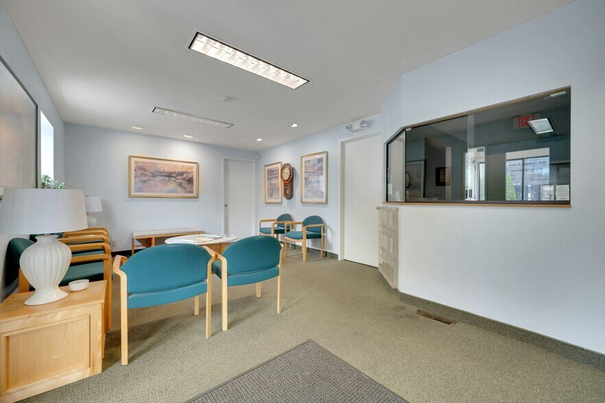More Photos Of 27 Oak St, Stamford Medical For Lease