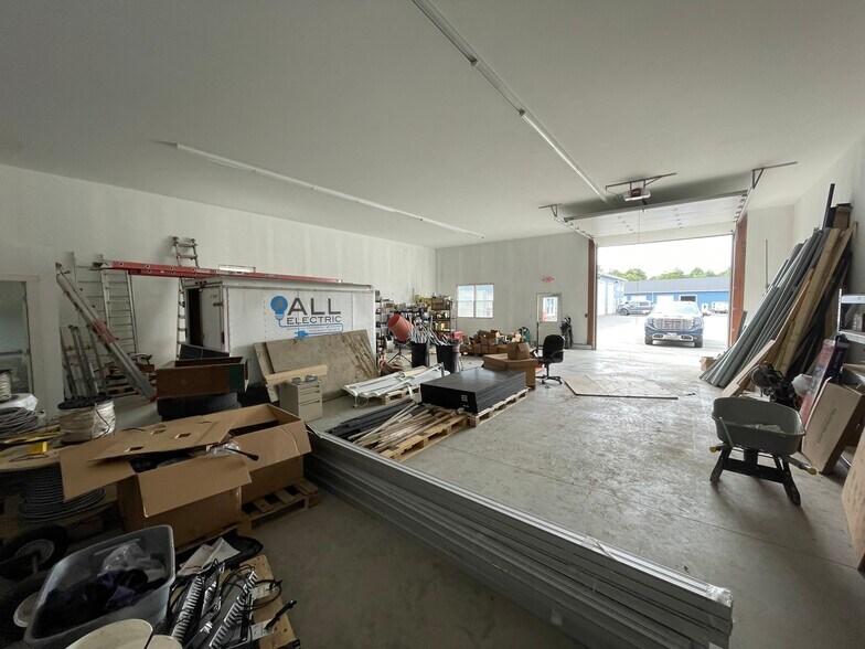 More Photos Of 12 Center Park Rd, Topsham Showroom For Lease