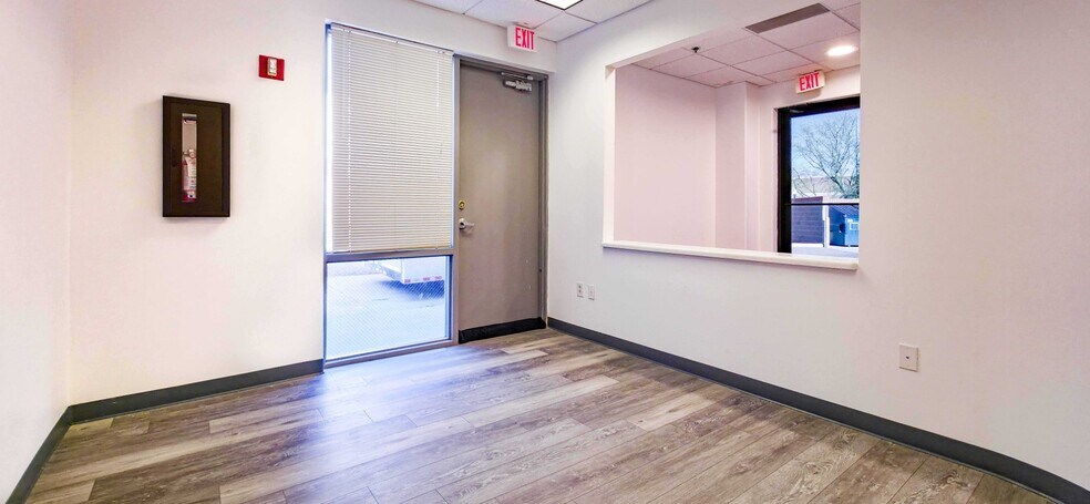 More Photos Of 7678 E Greenway Rd, Scottsdale Light Distribution For Lease