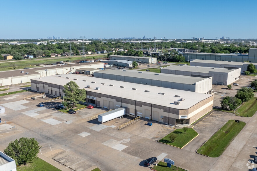More Photos Of 6546 Petropark Dr, Houston Warehouse For Sale