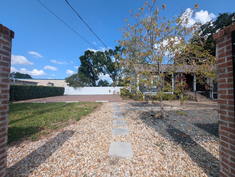 More Photos Of 209 E Badcock Blvd, Mulberry Office Residential For Lease