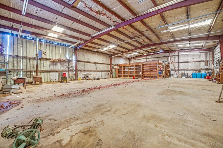 More Photos Of 3429 W Walker St, Breckenridge Warehouse For Sale