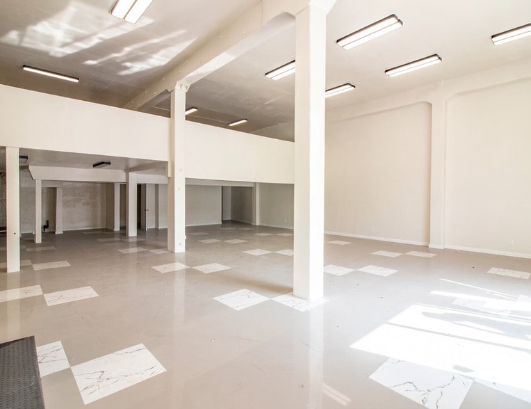 More Photos Of 437-441 S Los Angeles St, Los Angeles Showroom For Sale
