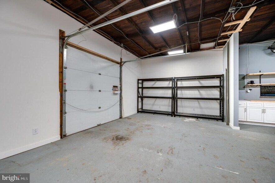 More Photos Of 519 Main St, Blandon Flex For Sale