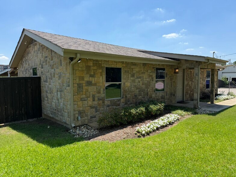 More Photos Of 414 N Kealy Ave, Lewisville Office For Sale