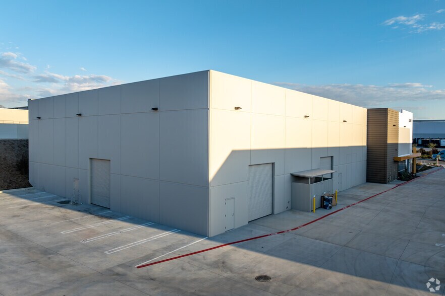 More Photos Of 30400 Commerce Ct, Murrieta Warehouse For Lease