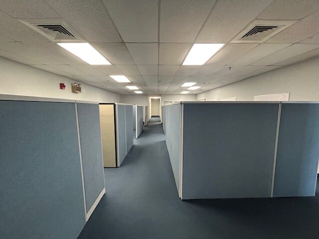 More Photos Of 7 Perimeter Rd, Manchester Light Manufacturing For Lease