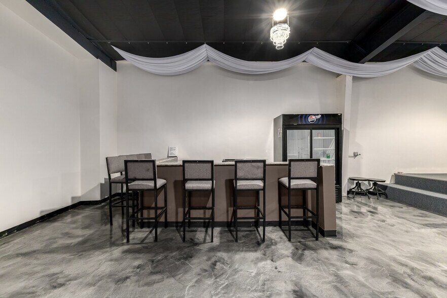 More Photos Of 2533 N 16th St, Phoenix Showroom For Sale