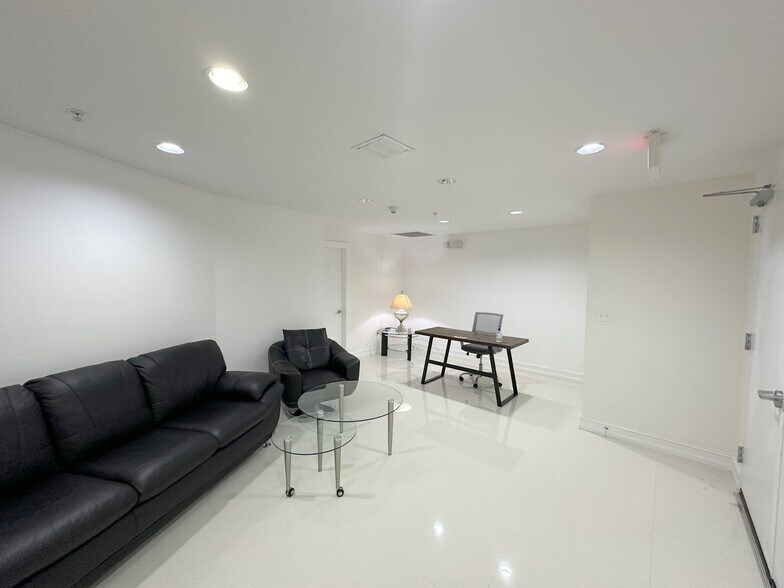 More Photos Of 900-990 Biscayne Blvd, Miami Apartments For Sale