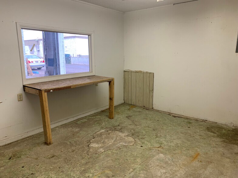 More Photos Of 21 Dons Way, Blackfoot Industrial For Lease