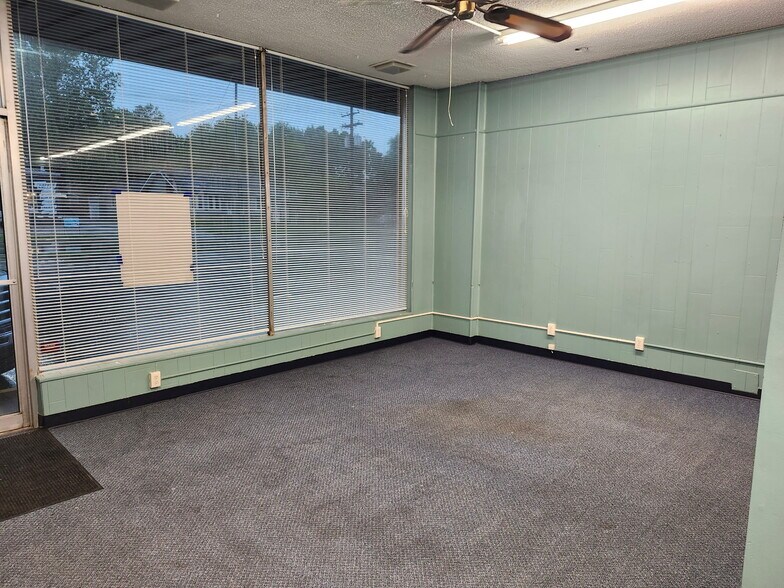 More Photos Of 1669 E Saint Louis St, Springfield Storefront Retail Office For Lease