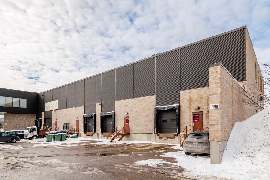 More Photos Of 310-350 Rue Ness, Montréal Light Distribution For Sale