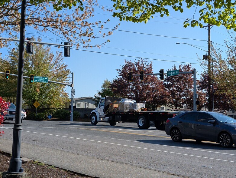 More Photos Of 1461-1493 SE Hogan Rd, Gresham General Retail For Lease