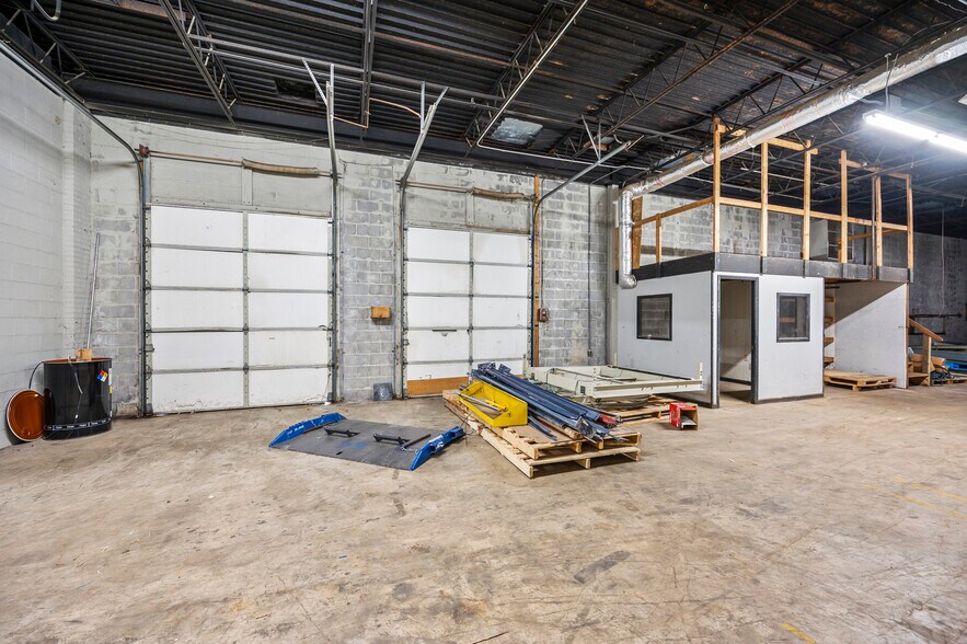 More Photos Of 2064 Brentwood St, High Point Warehouse For Lease