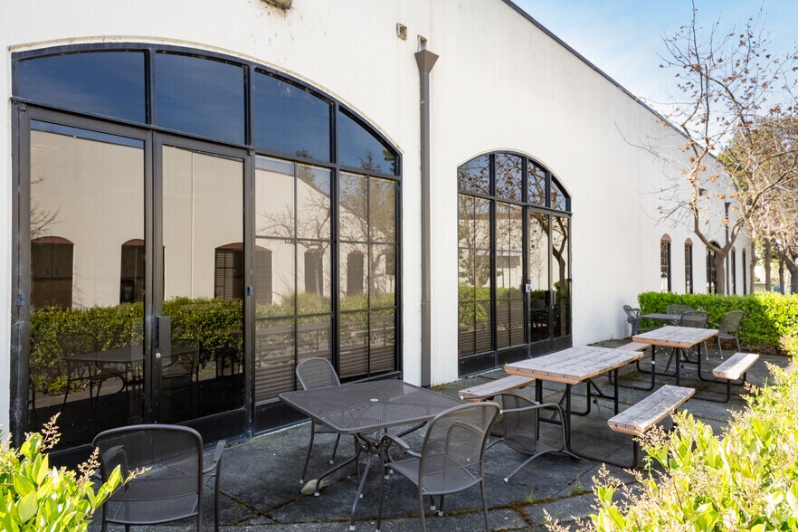 More Photos Of 215 W Gateway Rd, Napa Research And Development For Lease