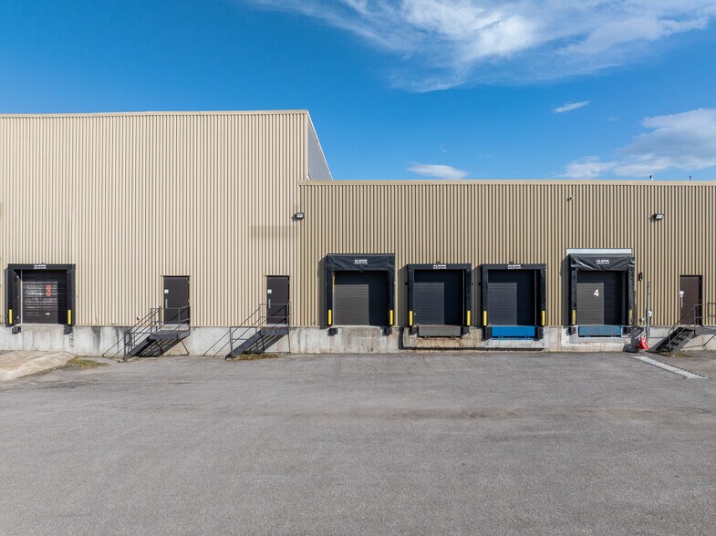 More Photos Of 830 Av Godin, Québec Distribution For Lease