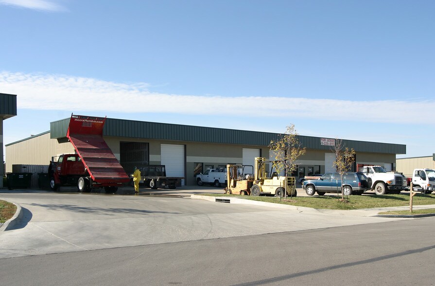 More Photos Of 841-881 E Warren St, Gardner Warehouse For Lease