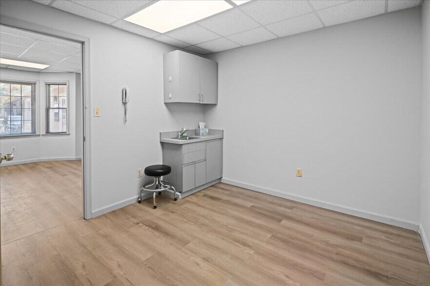 More Photos Of 5 Mountain Blvd, Warren Office For Lease