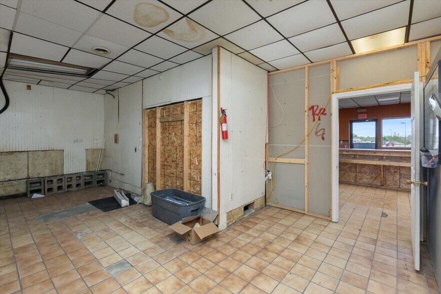 More Photos Of 415 Emerson Ave, Hampstead Restaurant For Sale