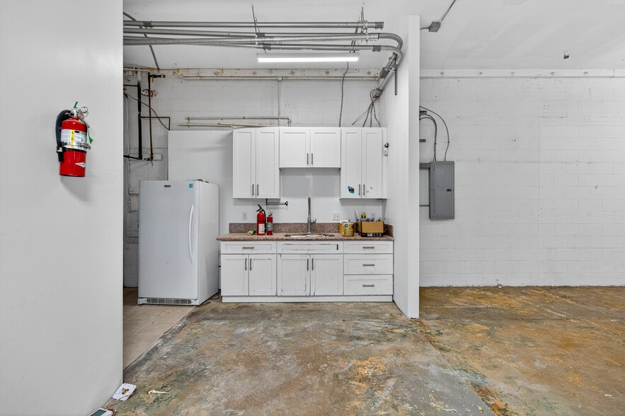 More Photos Of 7358 Radford Ave, North Hollywood Warehouse For Sale