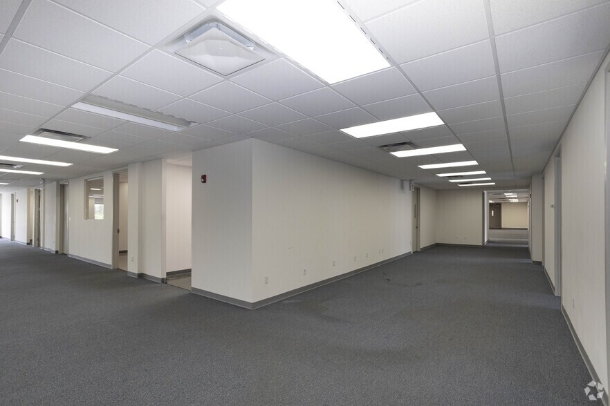 More Photos Of 1 Huntington Quadrangle, Melville Office For Lease