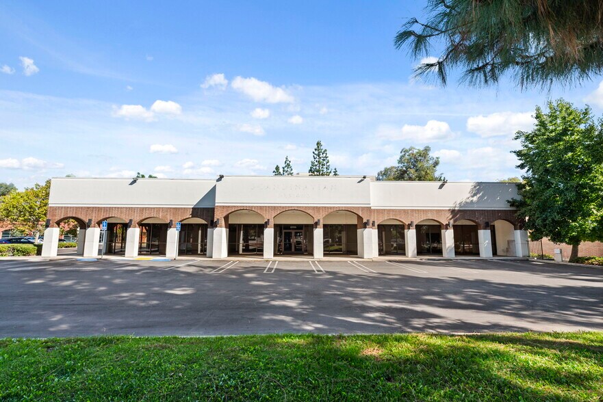 More Photos Of 21725 Erwin St, Woodland Hills Storefront Retail Office For Lease