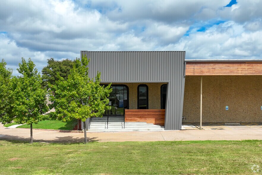 More Photos Of 1900 Jay Ell Dr, Richardson Flex For Lease