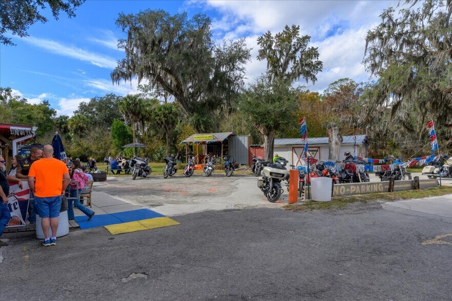 More Photos Of 337 S US Highway 17, East Palatka General Retail For Sale