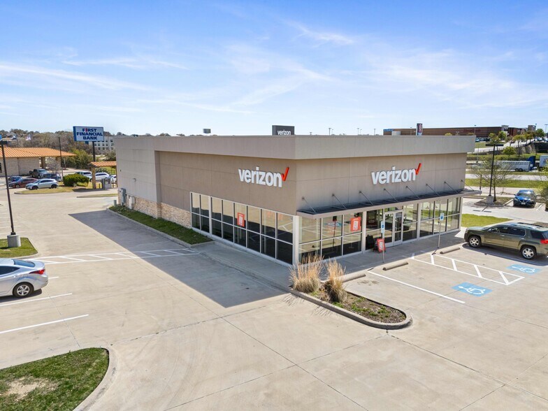 More Photos Of 740 Adams Dr, Weatherford Storefront For Sale