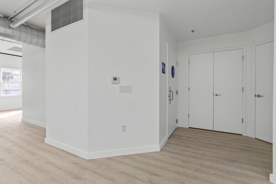 More Photos Of 1605 Ocean Front Walk, Santa Monica Storefront For Lease