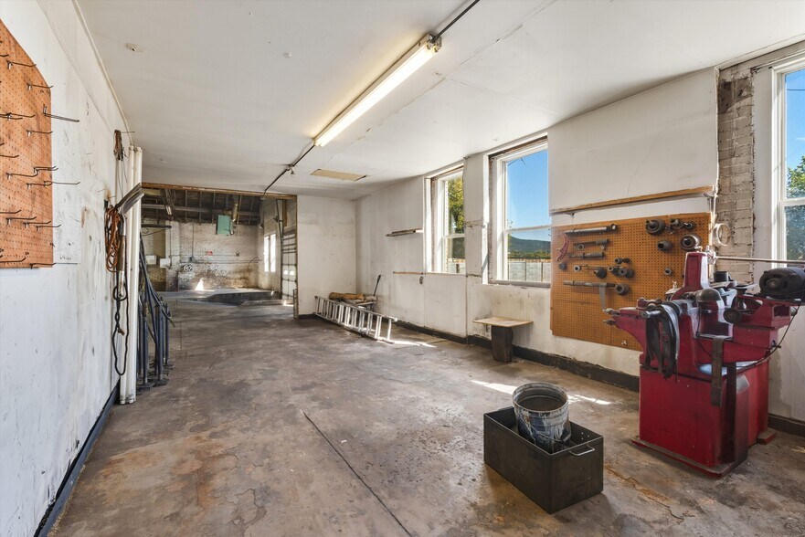 More Photos Of 201 N 2nd St, Raton Auto Repair For Sale