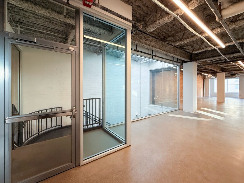 More Photos Of 855 W Belmont Ave, Chicago Office For Lease