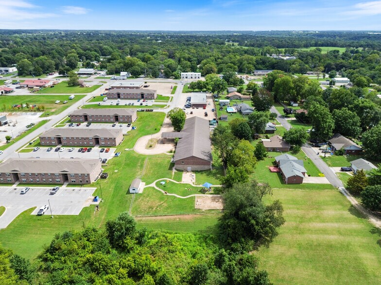 More Photos Of 185 Rebecca St, Gentry Office For Lease