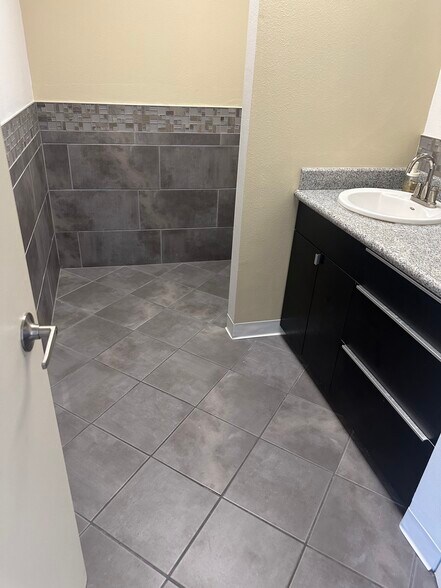 More Photos Of 74050 Alessandro Dr, Palm Desert Medical For Lease