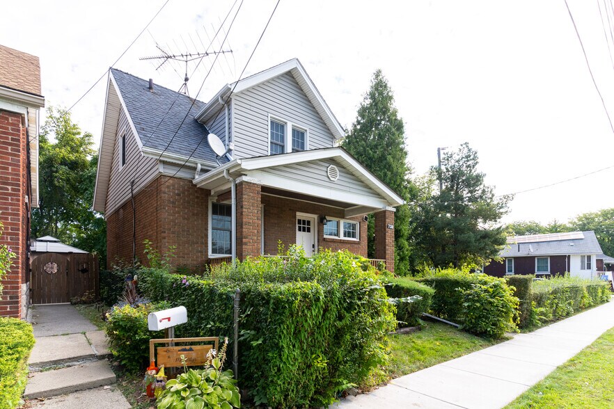 More Photos Of 738 Brock St, Windsor Multifamily For Sale