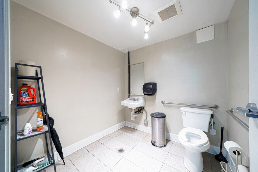 More Photos Of 921 Crocker St, Los Angeles Storefront Retail Office For Sale