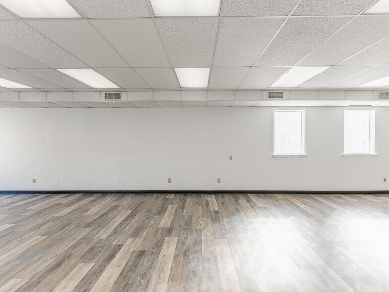 More Photos Of 120 Thompson Dr, Norman Storefront For Lease