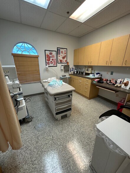 More Photos Of 842 Sunset Lake Blvd, Venice Medical For Sale