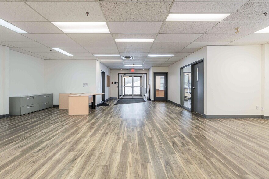 More Photos Of 50 Rue de Lauzon, Boucherville Flex For Lease