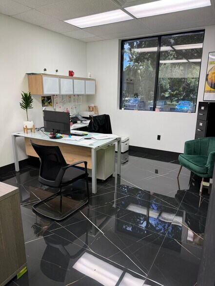 More Photos Of 3255 Meridian Pky, Weston Refrigeration Cold Storage For Lease
